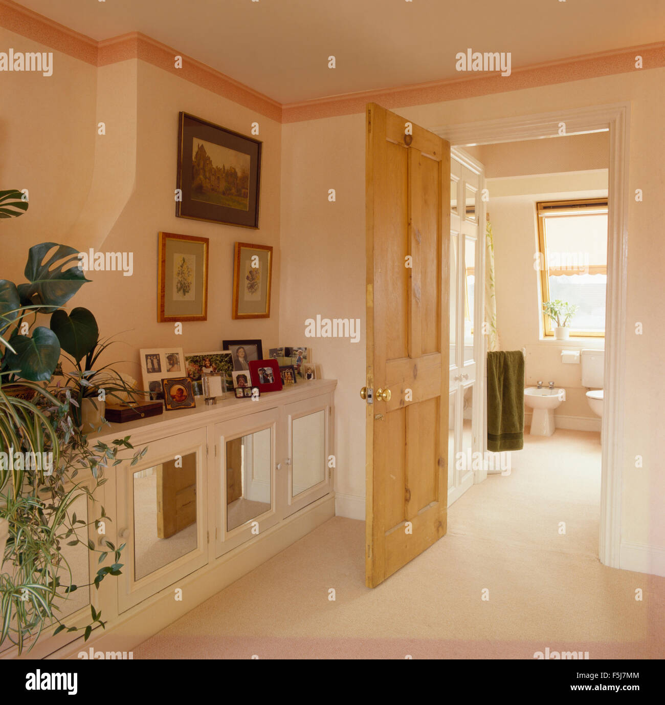 Puerta con espejo fotografías e imágenes de alta resolución - Alamy