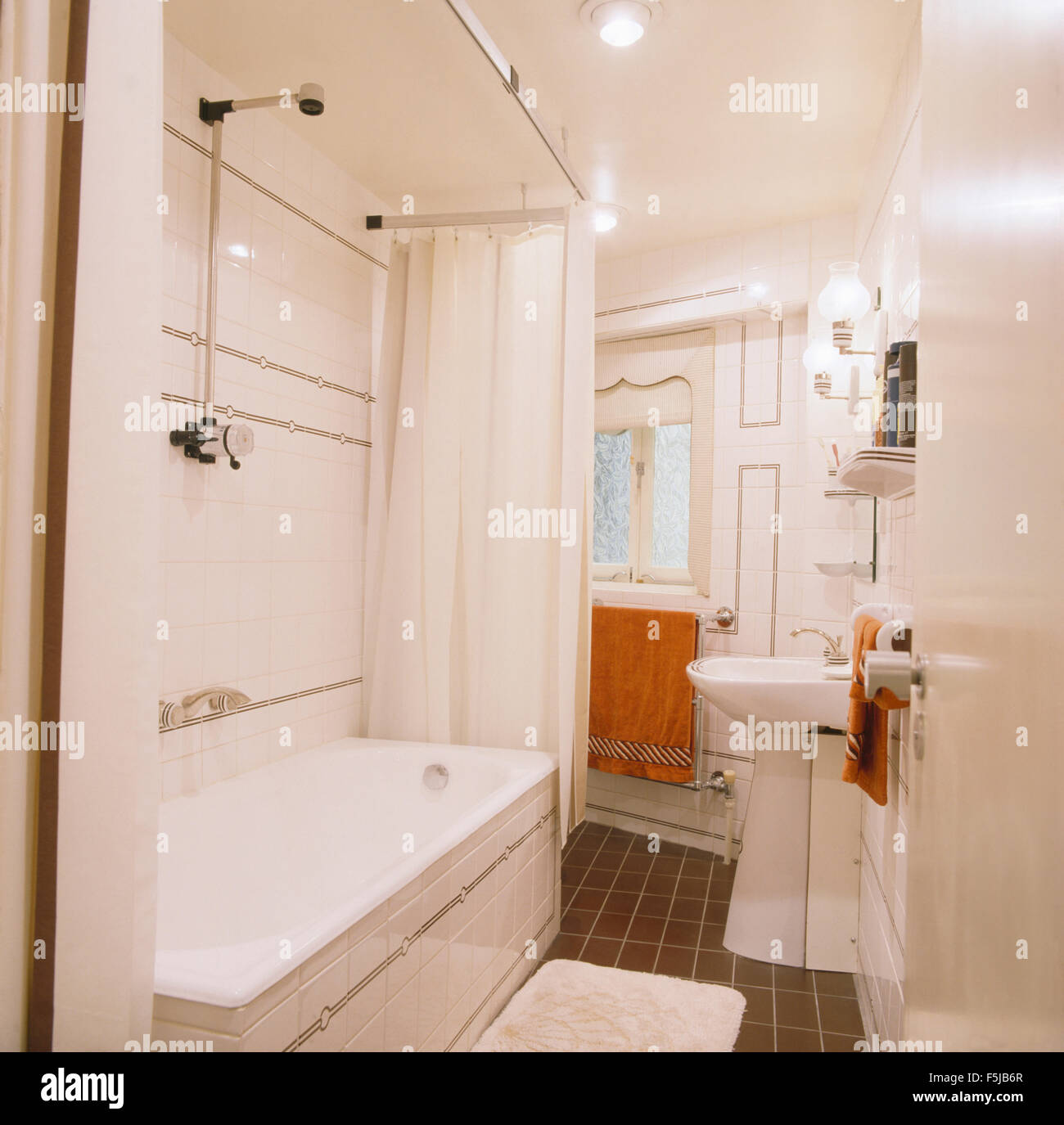 Cortina de ducha blanca fotografías e imágenes de alta resolución - Alamy