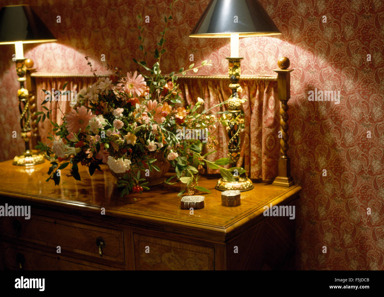 Close-up de lámparas encendidas y arreglos florales en una tabla de 70 hall  con empapelado rosa Fotografía de stock - Alamy