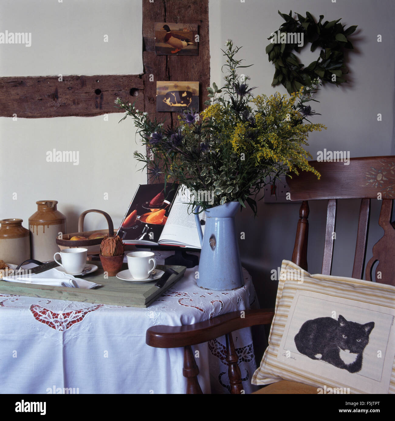 Mesa de comedor con manteles individuales y lugares Fotografía de stock -  Alamy