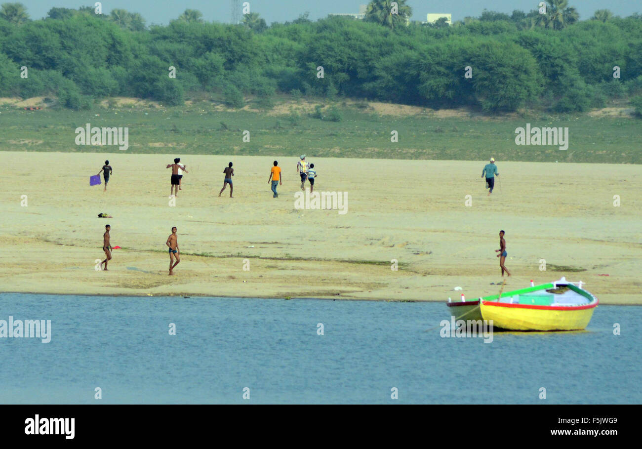 El 5 de noviembre, 2015 - Varanasi, Uttar Pradesh, India - Childrend jugar en el banco del río Ganges en Varanasi. (Crédito de la Imagen: © Prabhat Kumar Verma a través de Zuma Wire) Foto de stock