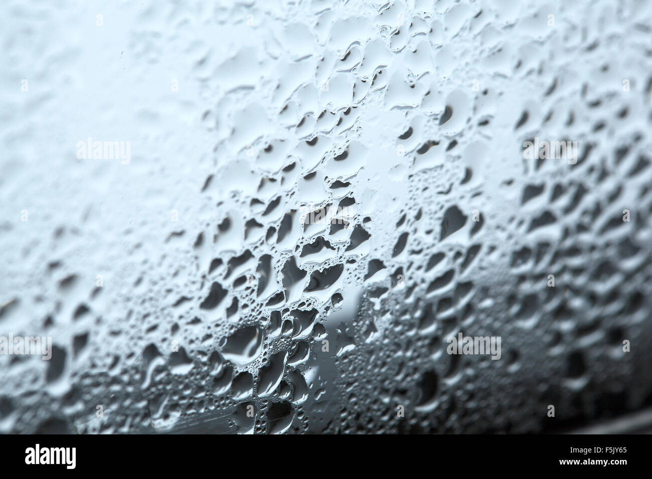 Primer plano de la humedad en una ventana en invierno Foto de stock