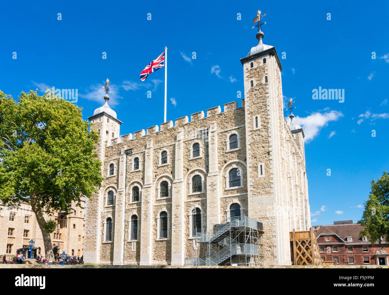 La Union Jack bandera ondeando encima de la torre blanca, la Torre de Londres Vista de la ciudad de Londres Inglaterra GB UK EU Europa Foto de stock