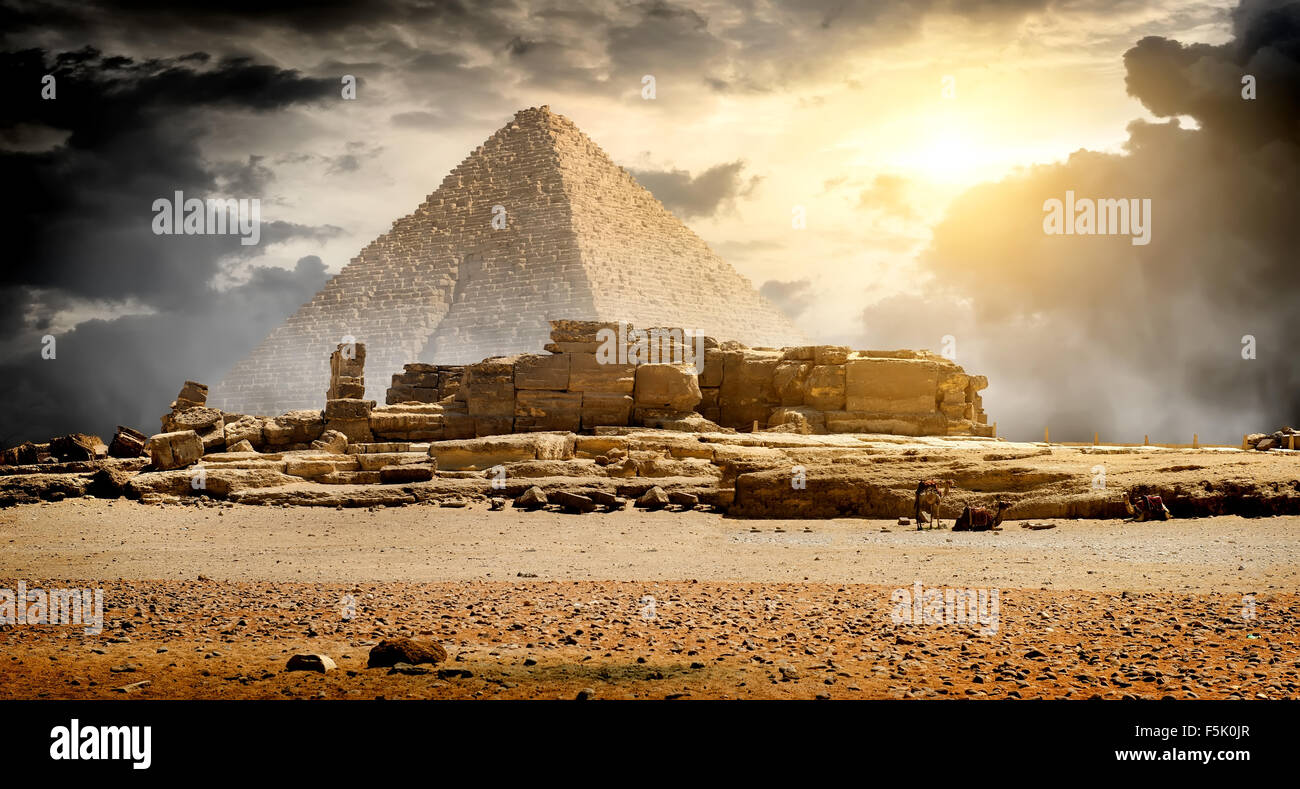 Nubes de tormenta sobre pirámide de Keops en Giza. Foto de stock