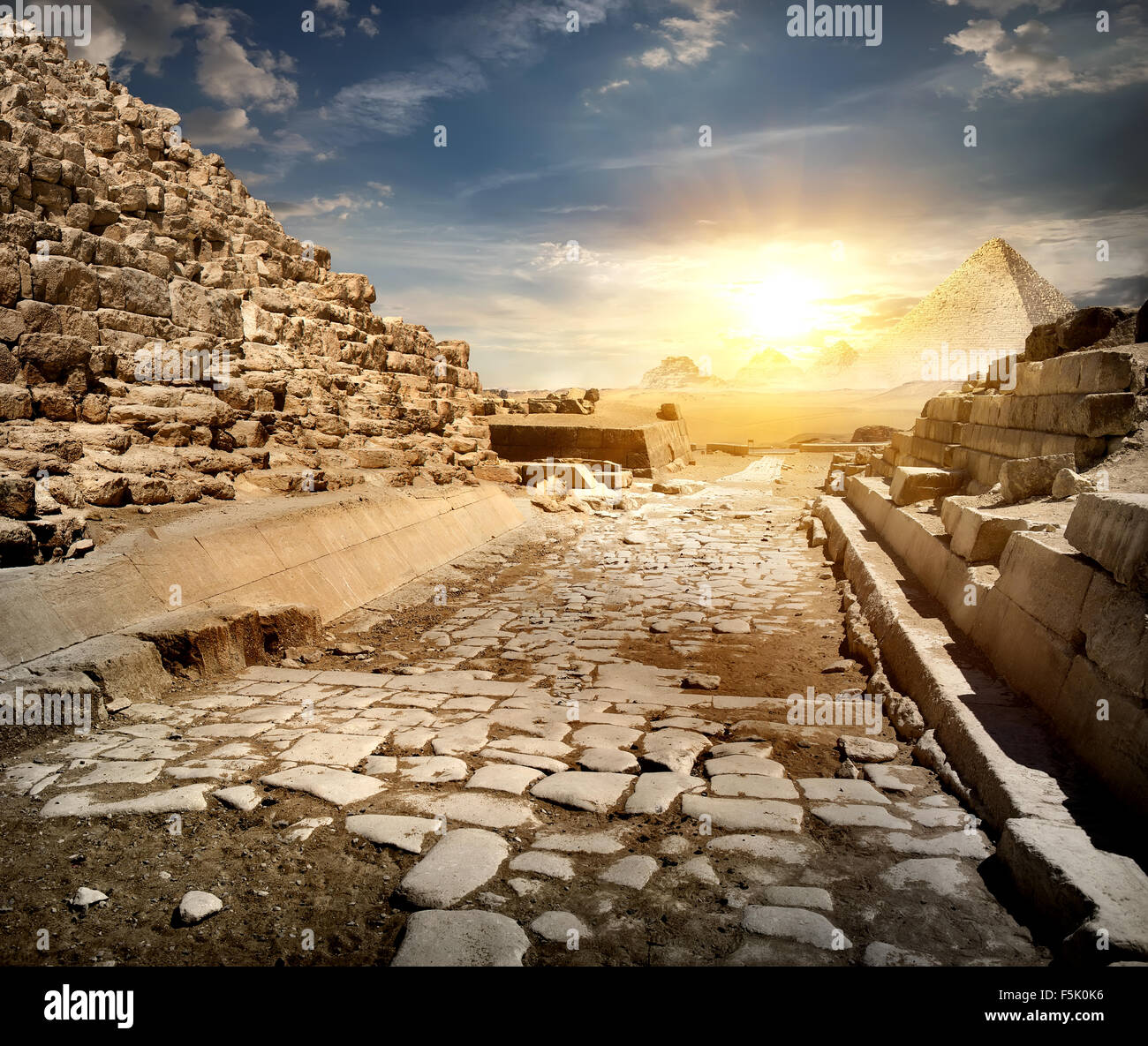 Camino a través de las ruinas de pirámides egipcias y sun Foto de stock