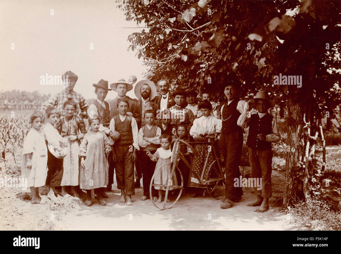 Gran grupo familiar en el país, Italia Foto de stock
