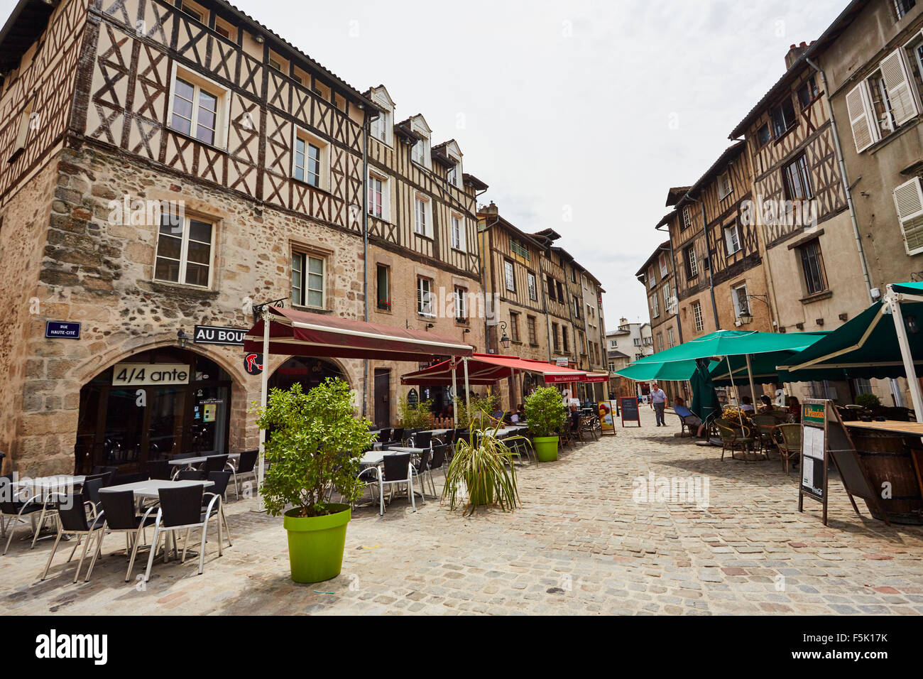Vista de las cafeterías y bares en la Rue Haute Cite, Limoges, Limousin, Haute-Vienne, Francia. Foto de stock