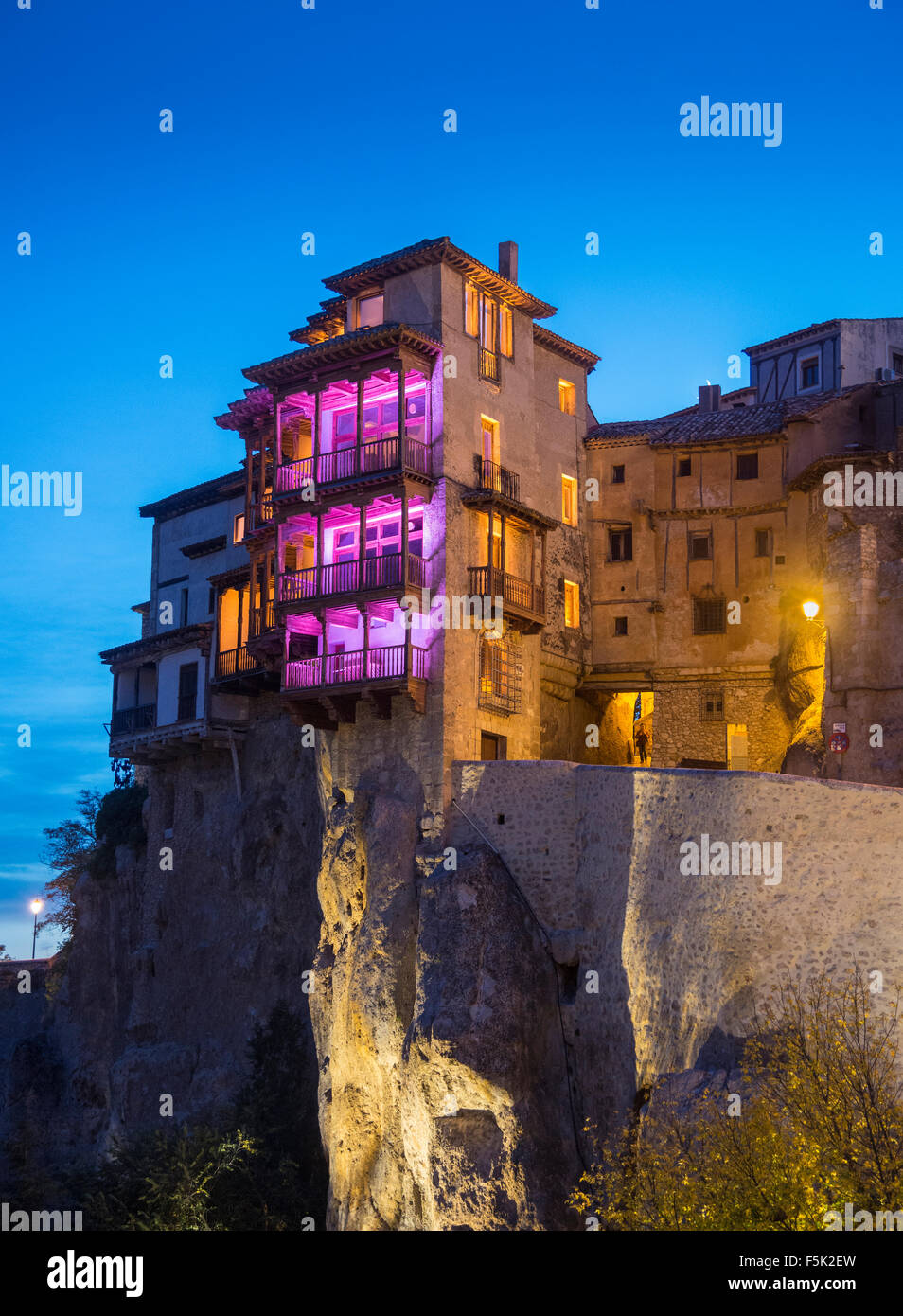 Illuminated casas colgadas at night fotografías e imágenes de alta resolución -