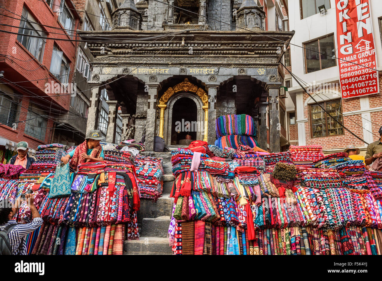 Venta de mantas de lana en el mercado Thamel en Kathmandu Foto de stock