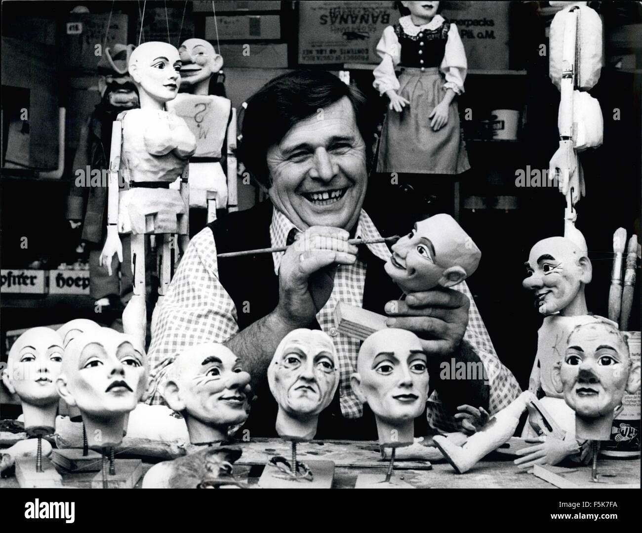 1962 - hechos de maderas especiales; son los títeres de Otto Bille (nuestra  imagen) - de madera de tilo. Los 47 años de edad jugador de marionetas de  Munich les hace a