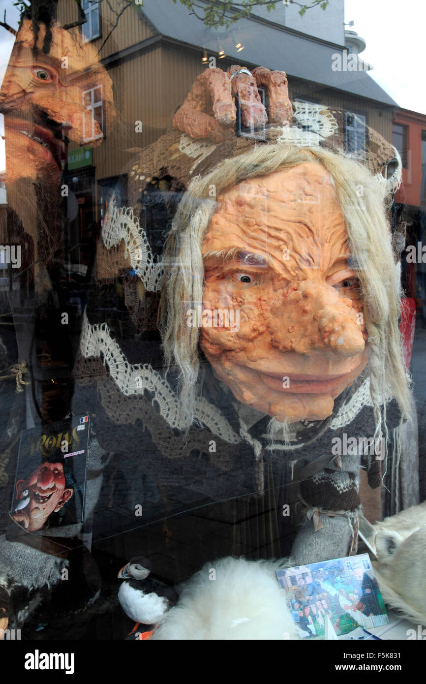 Troll en una ventana de la tienda de souvenirs Reykjavik Islandia Foto de stock