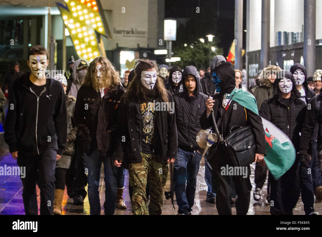 Cardiff, Reino Unido, 5 de noviembre de 2015. Los manifestantes tomen parte en los millones de máscara de Marzo en Cardiff, Gales del Sur. Crédito: Samuel Bay/Alamy Live News Foto de stock