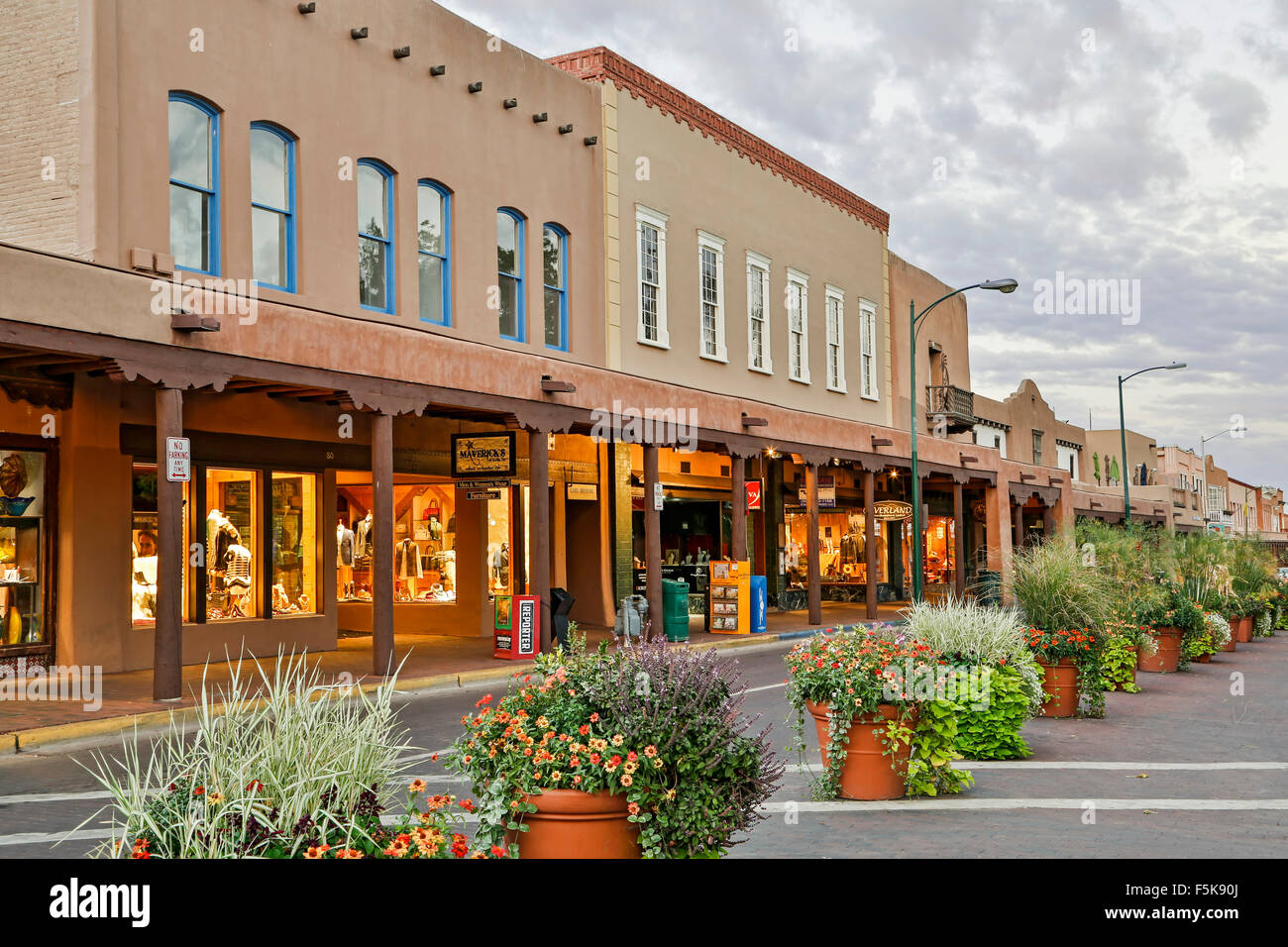 Tiendas, almacenes y macetas, Santa Fe, Nuevo México, EE.UU Fotografía