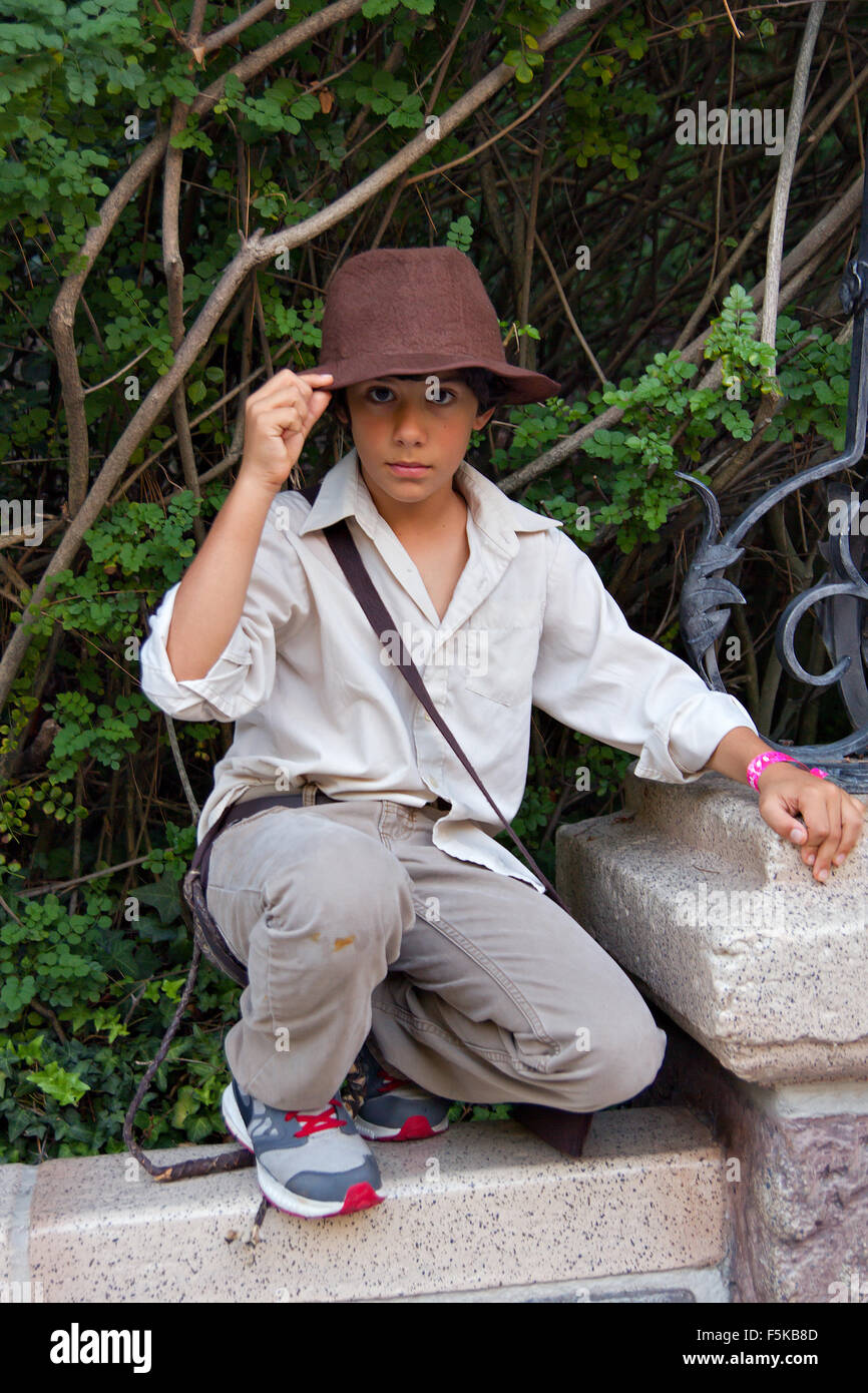 Un niño vestido como Indiana Jones en un traje Fotografía de stock - Alamy