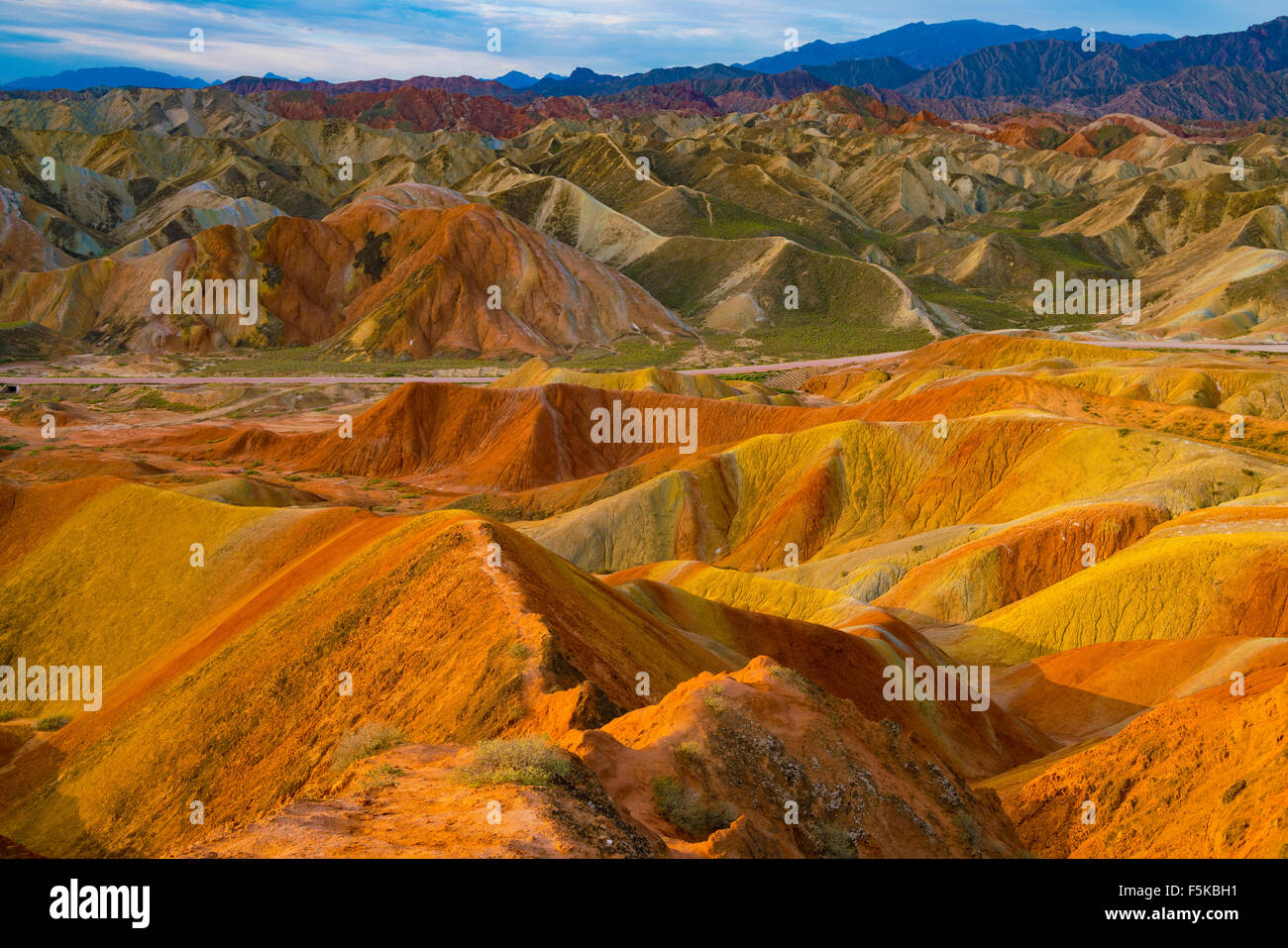 Formularios en Zhanhye Coloful Danxie Geo Park, provincia de Gansu, China Ballands erosionado en múltiples colores Foto de stock