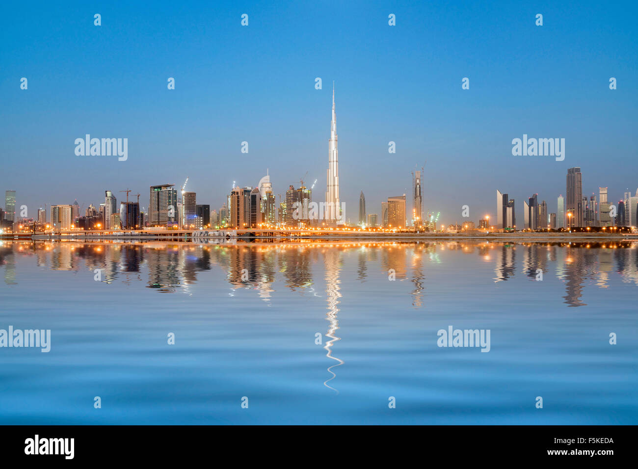 Horizonte de torres se refleja en el arroyo al amanecer en la Bahía de Negocios en Dubai, Emiratos Árabes Unidos Foto de stock