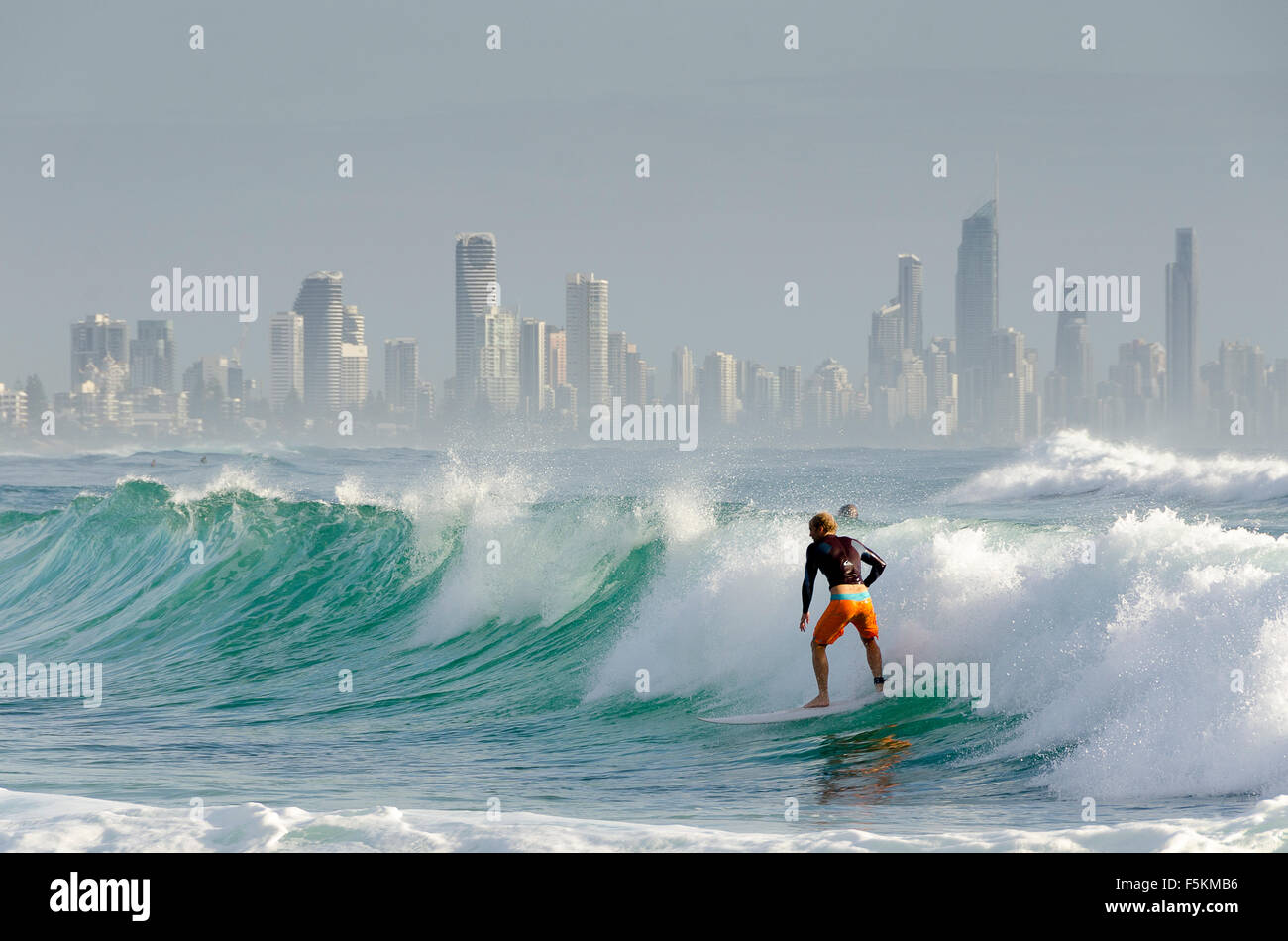 Surfers de Burleigh Heads, torre de apartamentos en Surfers Paradise, en la distancia, Queensland, Australia Foto de stock