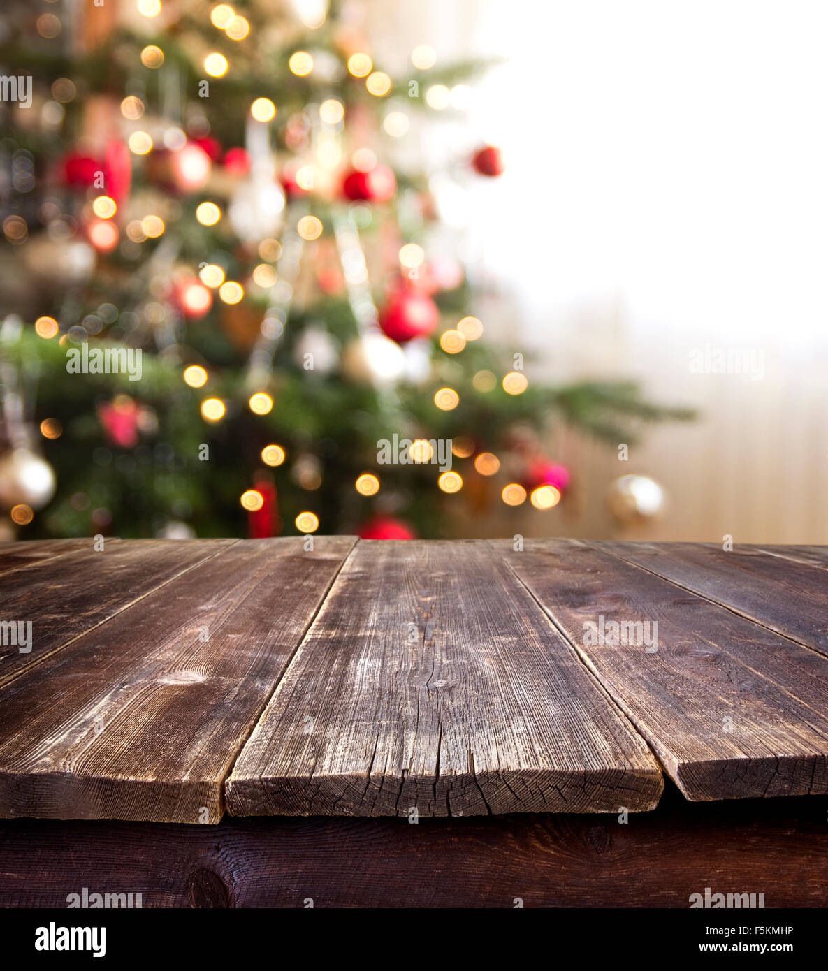 Mesa de madera con el árbol de navidad de fondo Fotografía de stock - Alamy