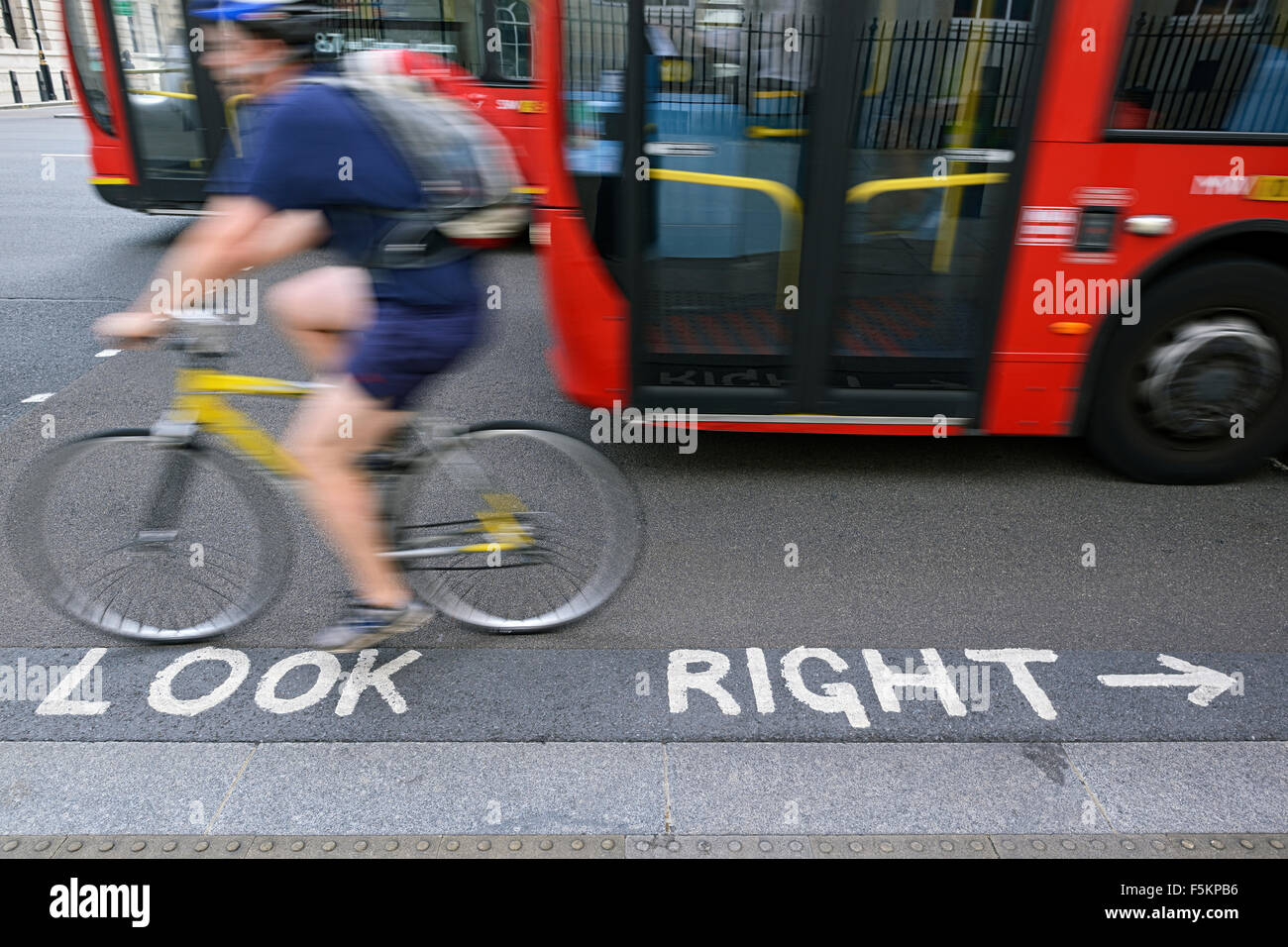 Mire a la derecha pintadas sobre el asfalto de una carretera transitada punto de cruce, Westminster, Londres, Reino Unido. Foto de stock