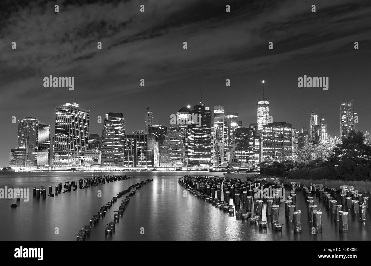 Fotografía en blanco y negro de Manhattan waterfront en la noche, la ciudad de Nueva York, EE.UU.. Foto de stock