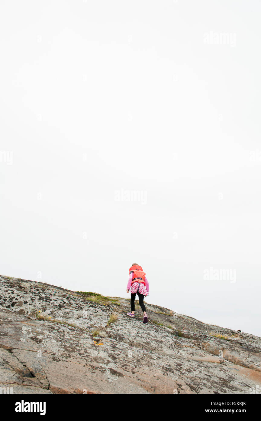 Suecia, Halland, Onsala, Chica (6-7) caminar cuesta arriba Foto de stock