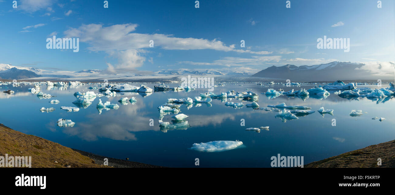 Icebergs en Jokulsarlon, debajo de la laguna glaciar Breidamerkurjokull Sudhurland, Islandia. Foto de stock