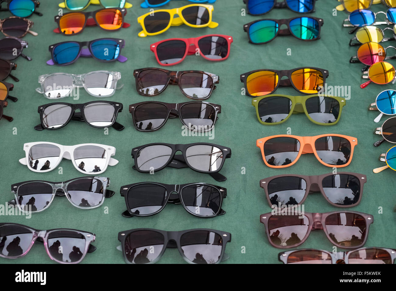 Sunglasses sale on market stall fotografías e imágenes de alta resolución -  Alamy