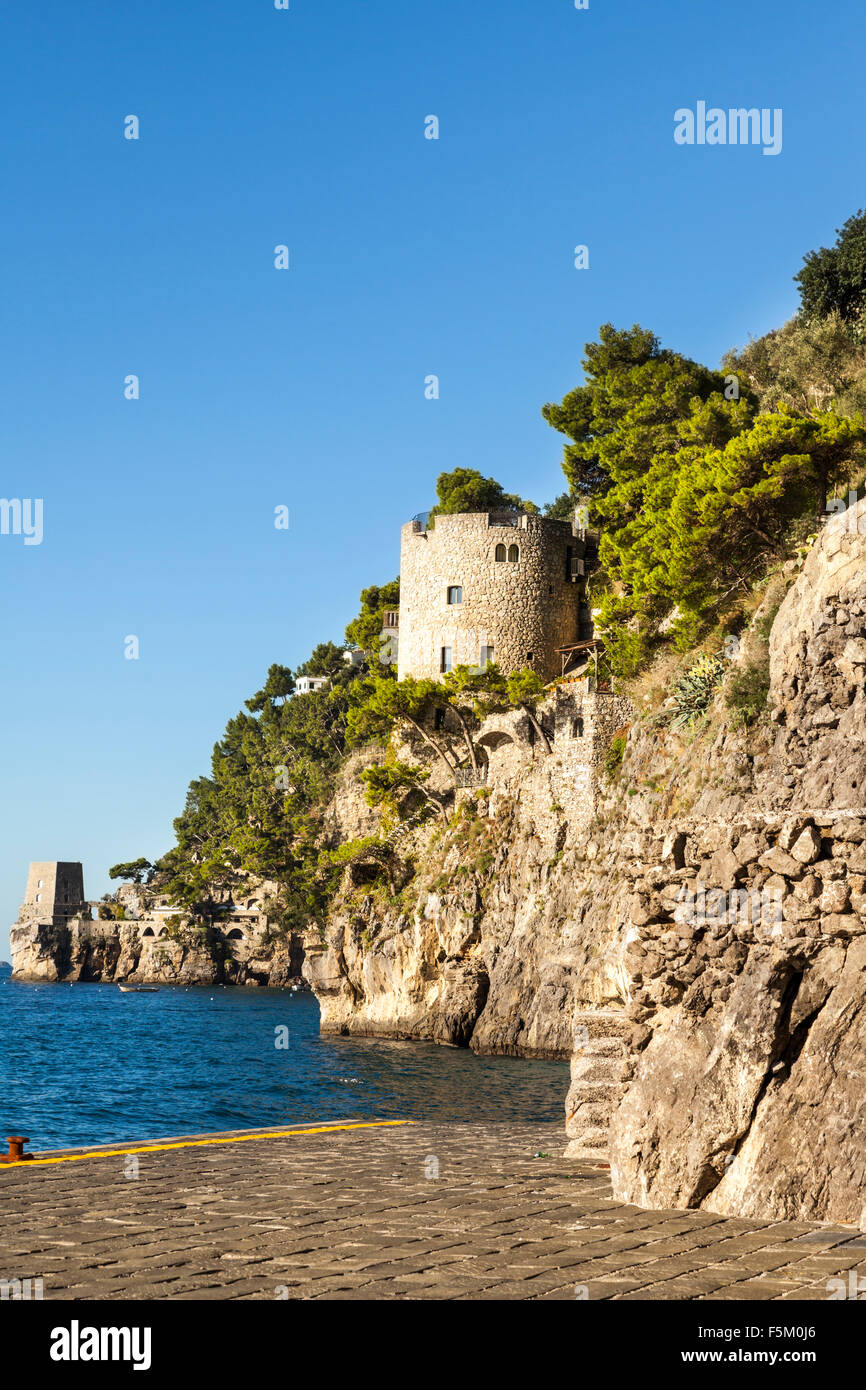 Torres de vigilancia costera en Positano, Amalfi Coast, Italia Foto de stock