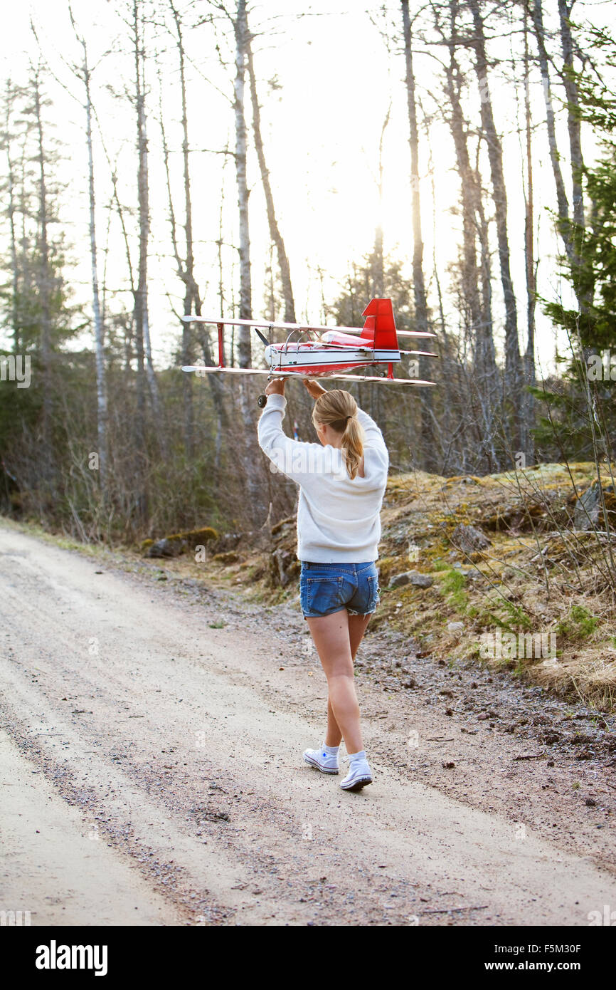 Suecia, Uppland Lanna, Chica (12-13) llevando sobre la cabeza de avión Foto de stock