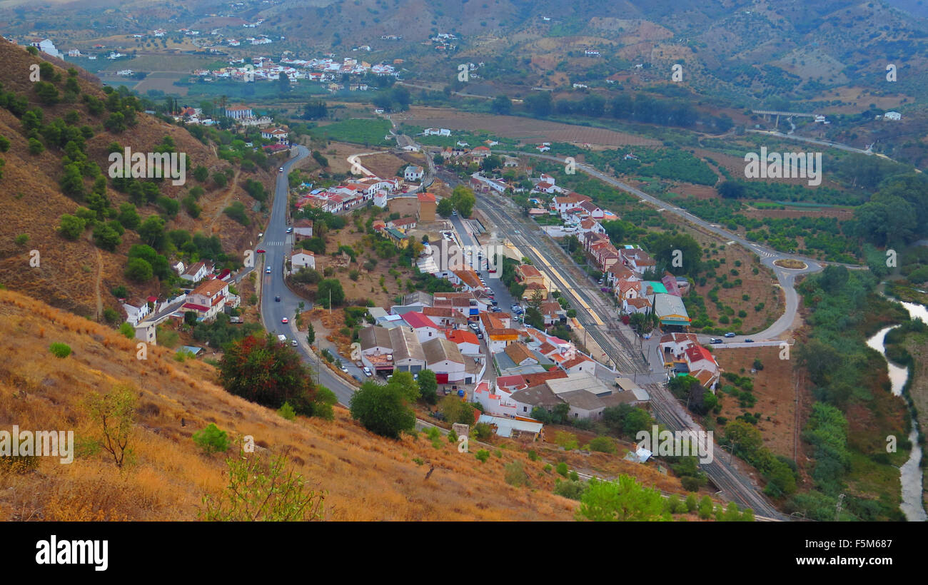 Vista de la ciudad desde la estación de Álora Castillo Árabe Hill, Andalucia Foto de stock