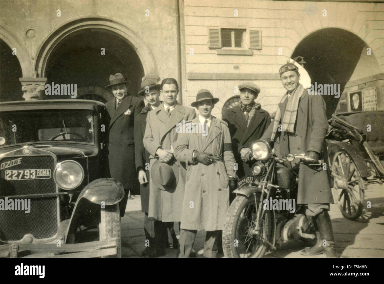 Un pequeño grupo con coches y motocicletas en Viterbo, Italia Foto de stock