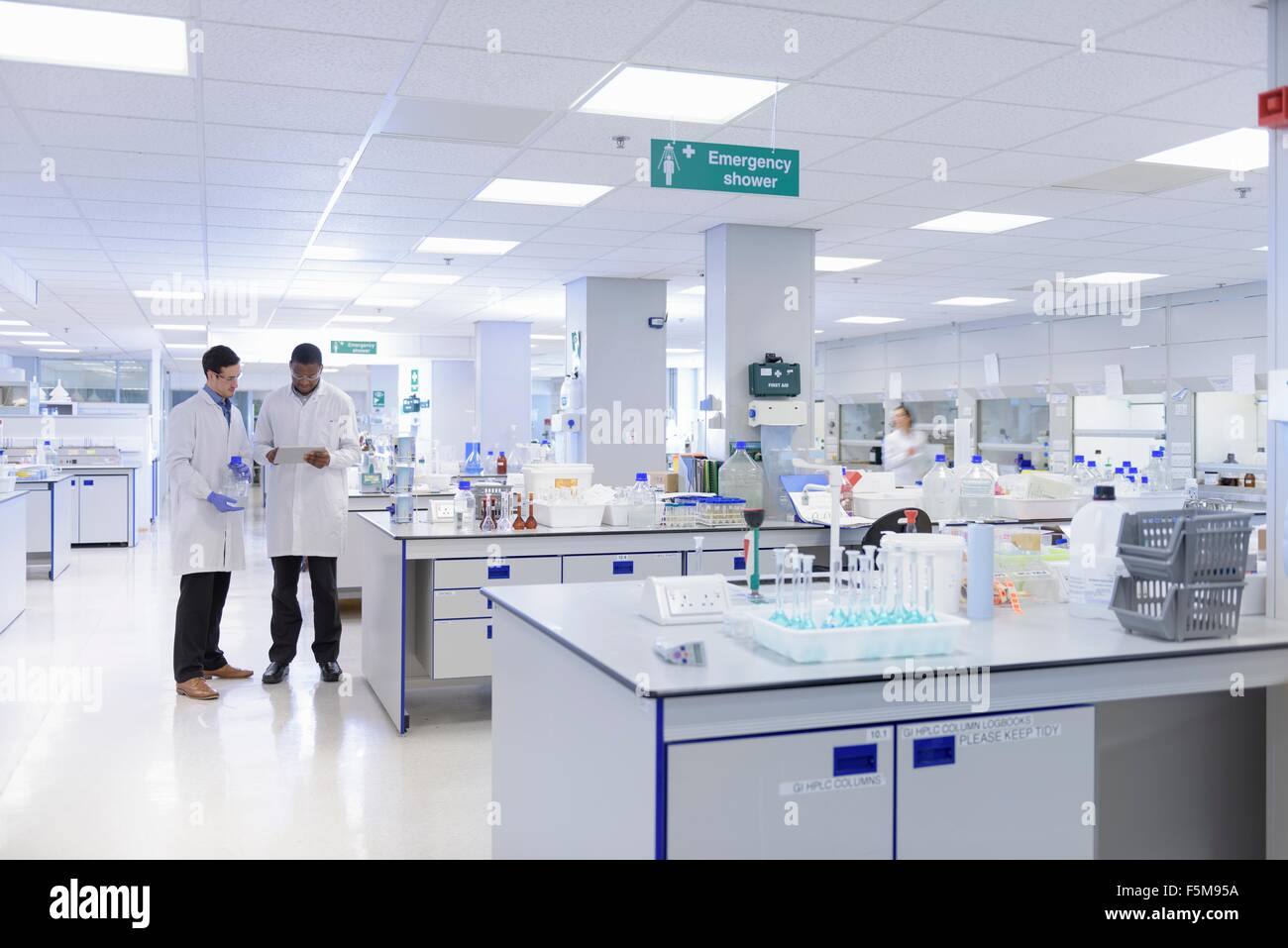 Los científicos trabajan en el laboratorio de ensayos, ángulo de visión amplio Foto de stock
