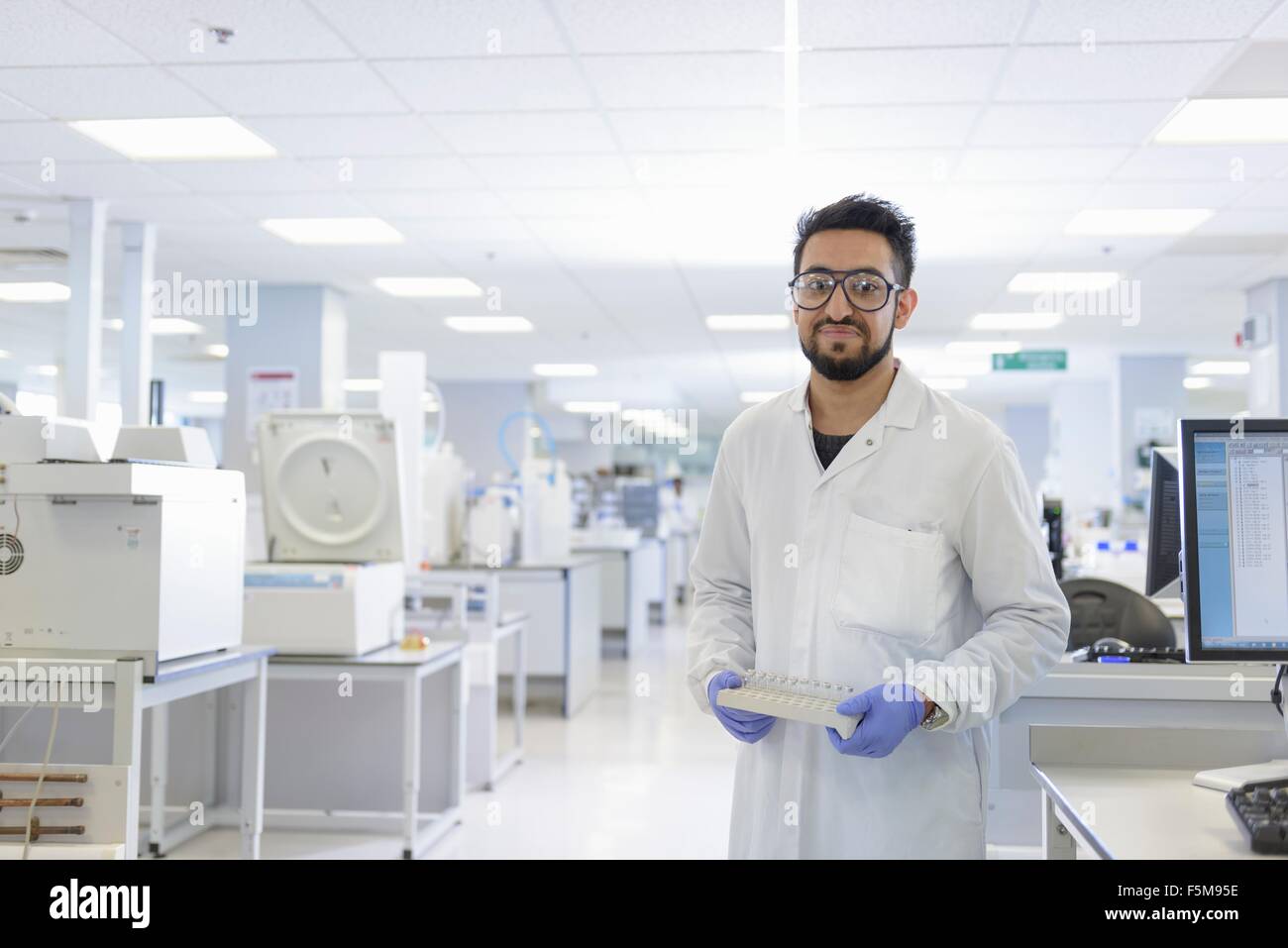 Retrato de analista científico con muestras en laboratorio de ensayo Foto de stock