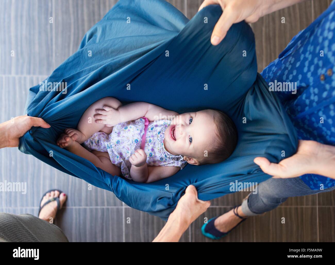 Adorable bebe acostado en el suelo sobre una manta en el hogar. Nacido el  relax y el descanso confortable, con doll Fotografía de stock - Alamy
