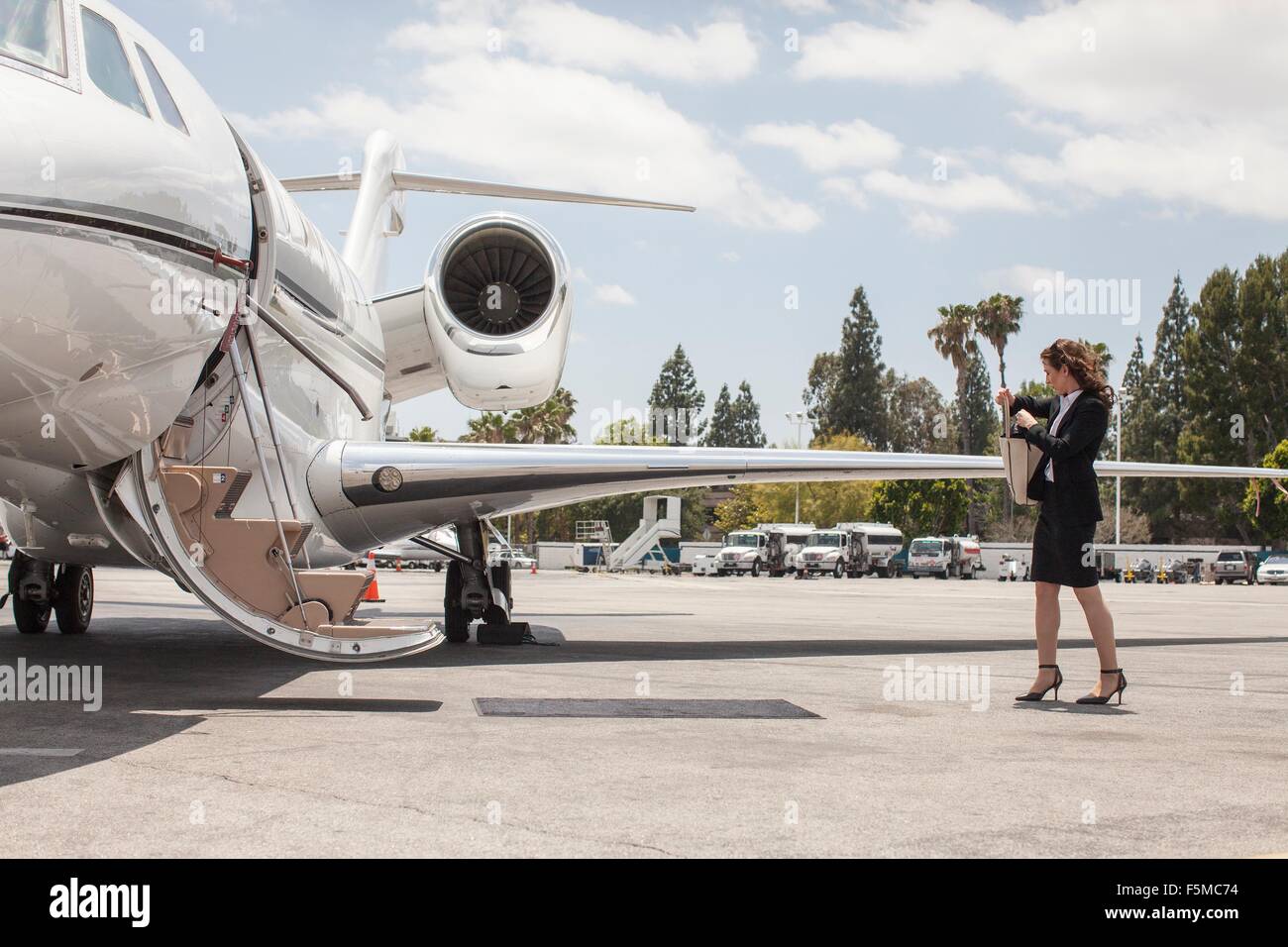 mujer-empresaria-prepara-a-bordo-jet-privado-en-el-aeropuerto-f5mc74.jpg