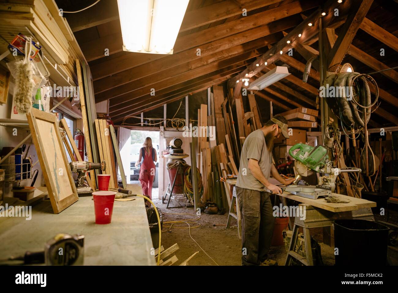 Los artistas que trabajan en el taller de madera Foto de stock