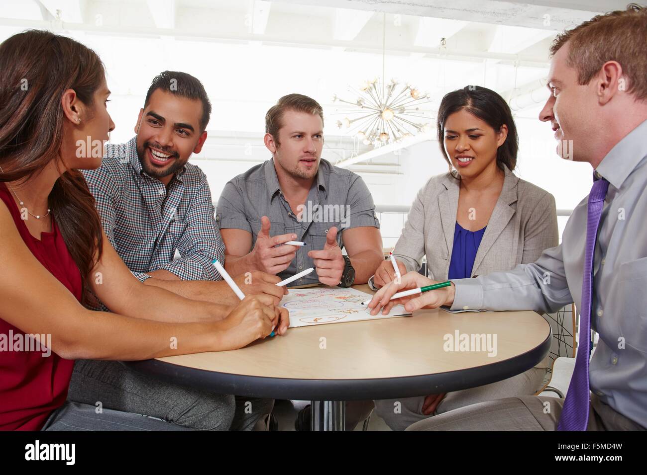 Un pequeño grupo de personas con ideas reunión de negocios Foto de stock