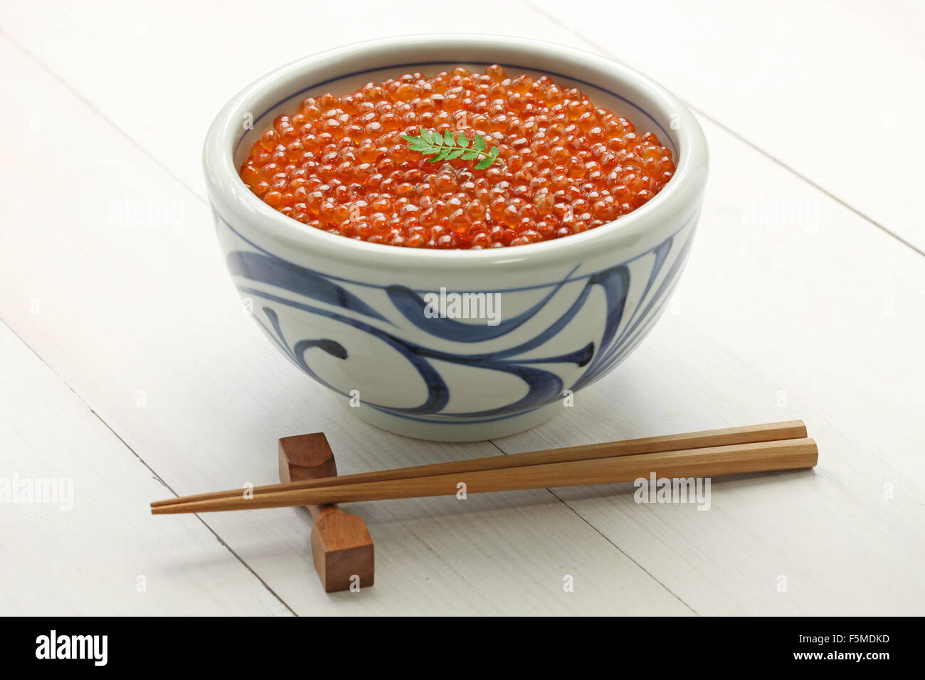 Huevas de salmón bowl, ikura don, comida japonesa Foto de stock