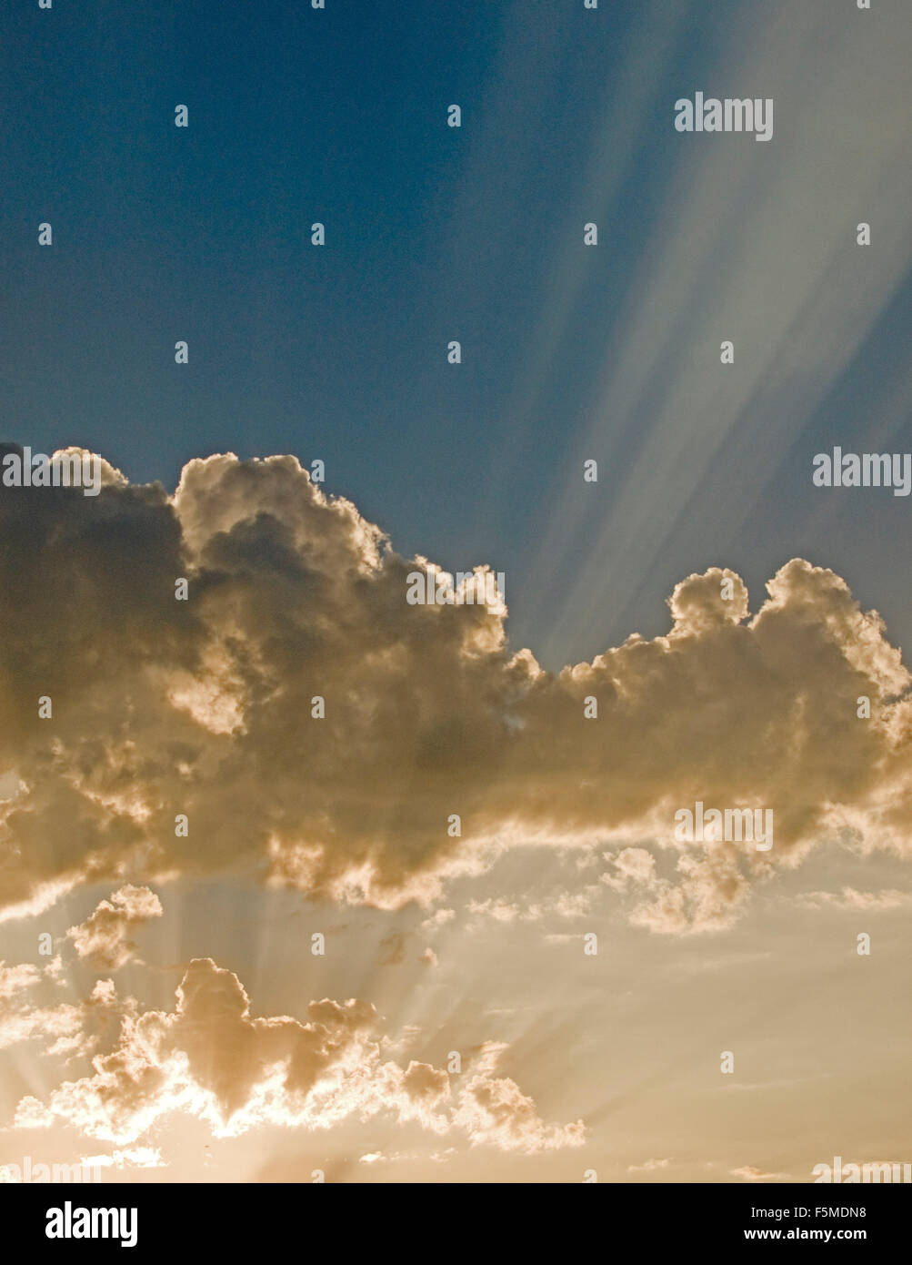 Sun Ray haz de luz nubes cielo Foto de stock