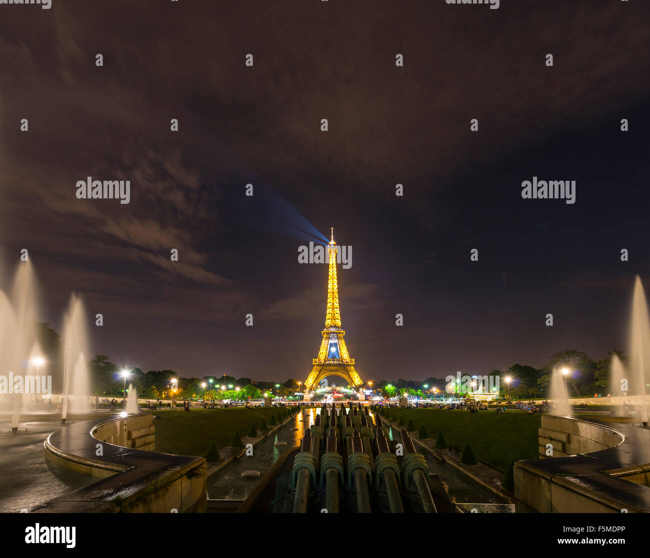 Torre Eiffel iluminada por la noche, fuentes de agua en el Trocadero, la Torre Eiffel, Paris, Ile-de-France, Francia Foto de stock
