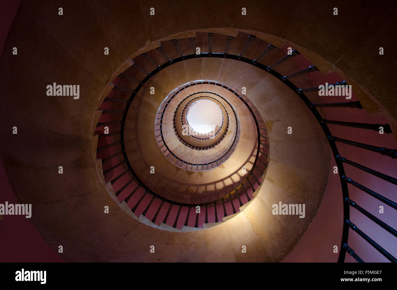 Escalera de caracol a Beckford's Tower, cerca de Bath, Reino Unido. Foto de stock