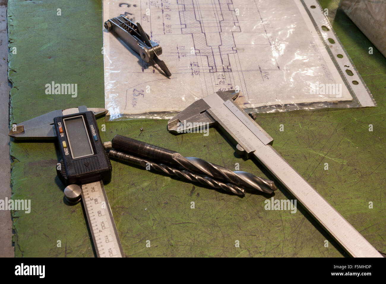 Instrumentos de medición y simulacros en la mesa Foto de stock