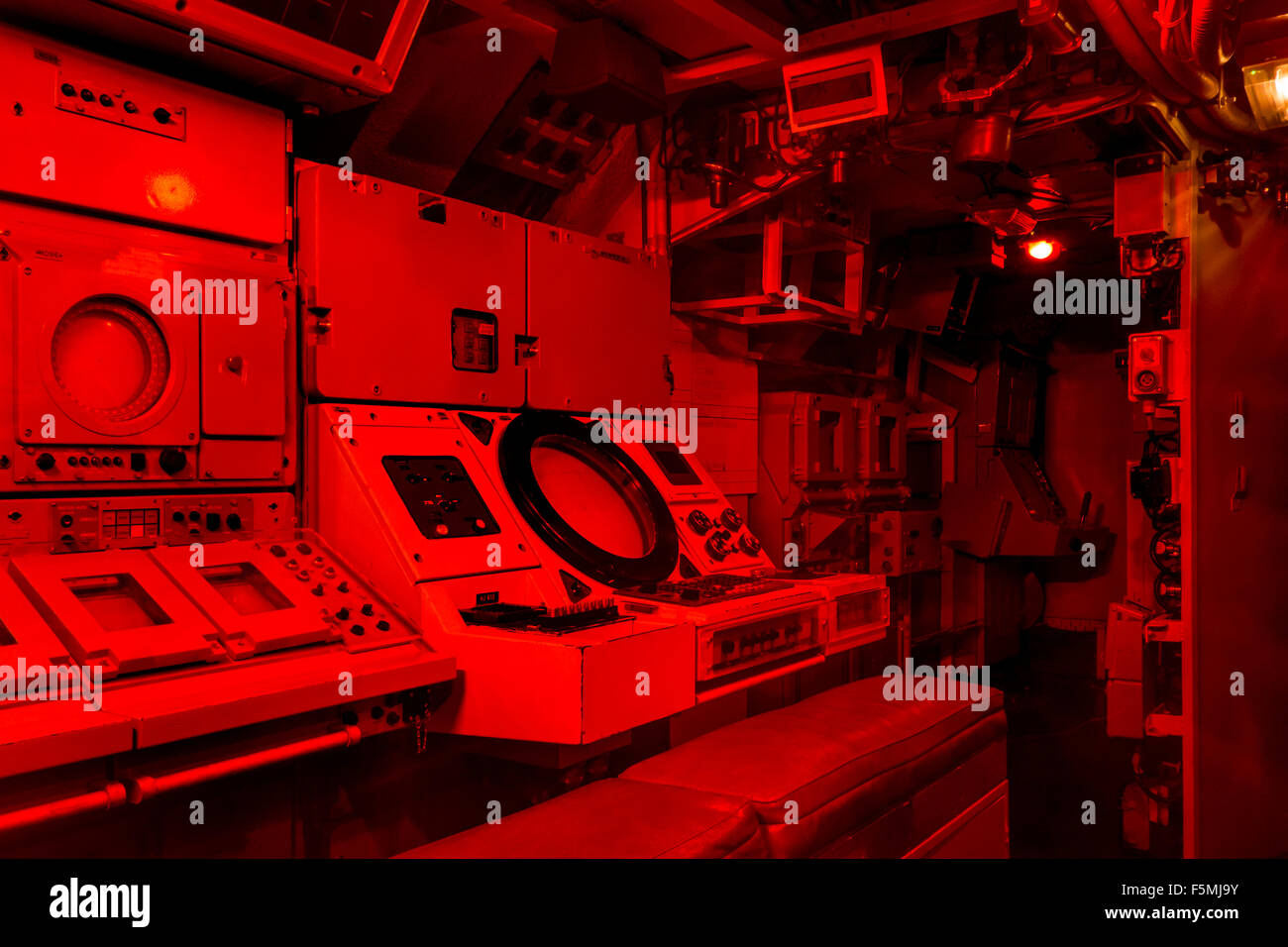 Bajo la luz roja de la sala de control de la Marina Francesa Redoutable, primer submarino de misiles balísticos SSBN, Cité de la Mer, Cherbourg Foto de stock