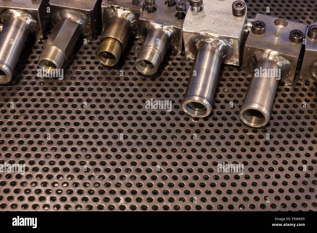 Las piezas del motor hidráulico sobre la mesa de trabajo Foto de stock