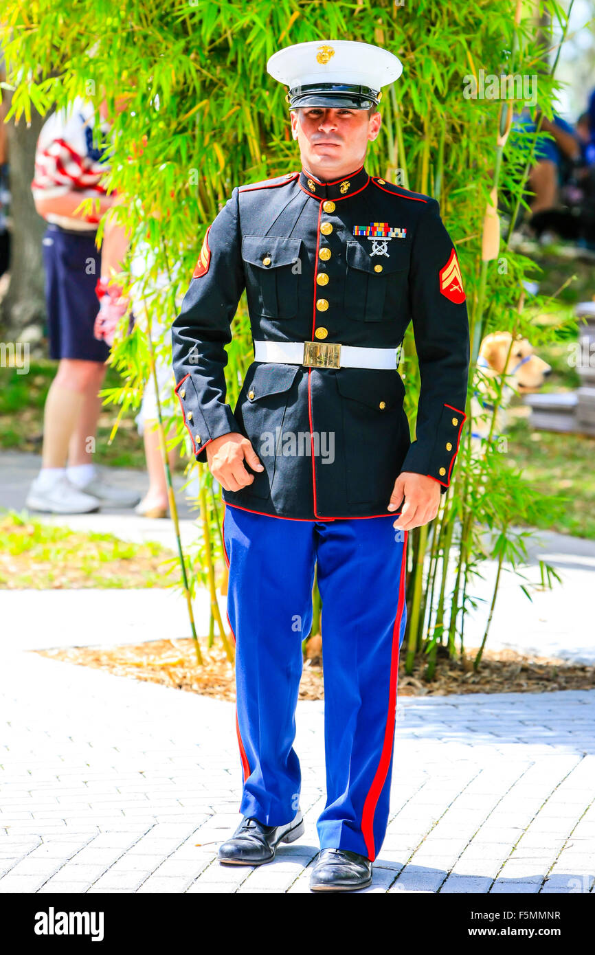 Los marines Corporal en su uniforme de vestir en el Memorial Day Parade en Sarasota FL Foto de stock