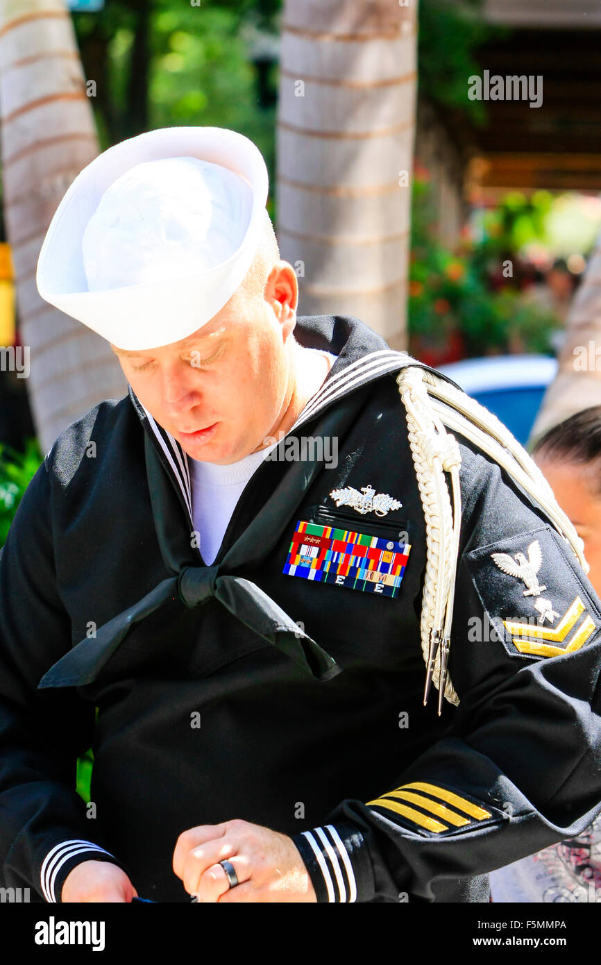 US Navy Suboficiales de segunda clase en su uniforme de vestir en el  Memorial Day Parade en Sarasota FL Fotografía de stock - Alamy
