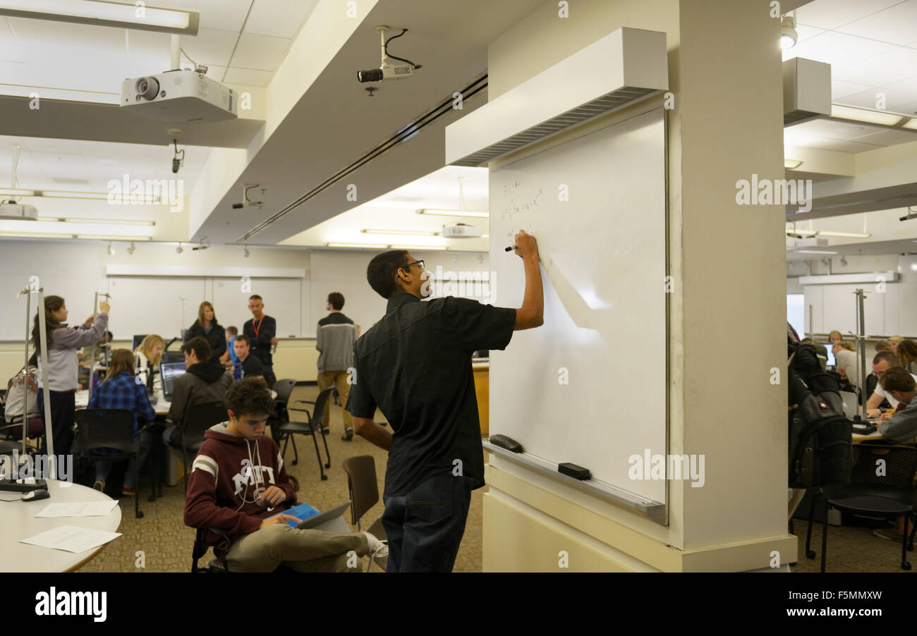 Aula con estudiantes universitarios de física trabajando sobre problemas, MIT Foto de stock