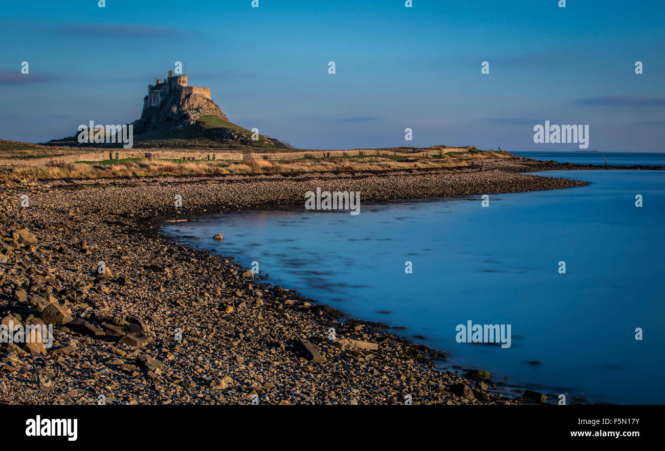 Castillo de Lindisfarne en la Isla Sagrada en Northumberland en marea alta con la isla aislada del continente. La larga exposición Foto de stock