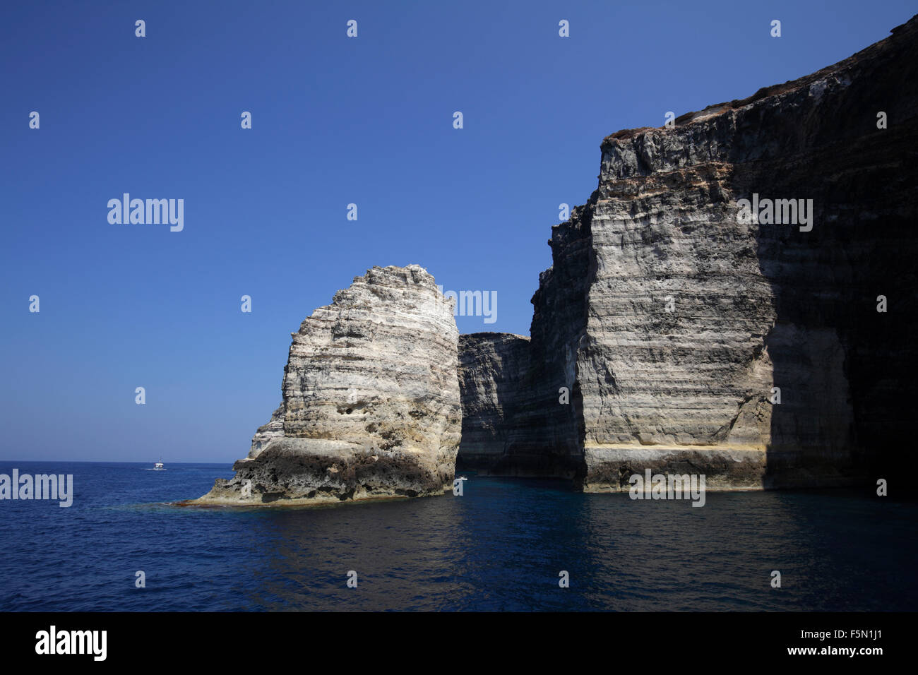 Acantilado de la isla de Lampedusa, Sicilia, Italia Foto de stock