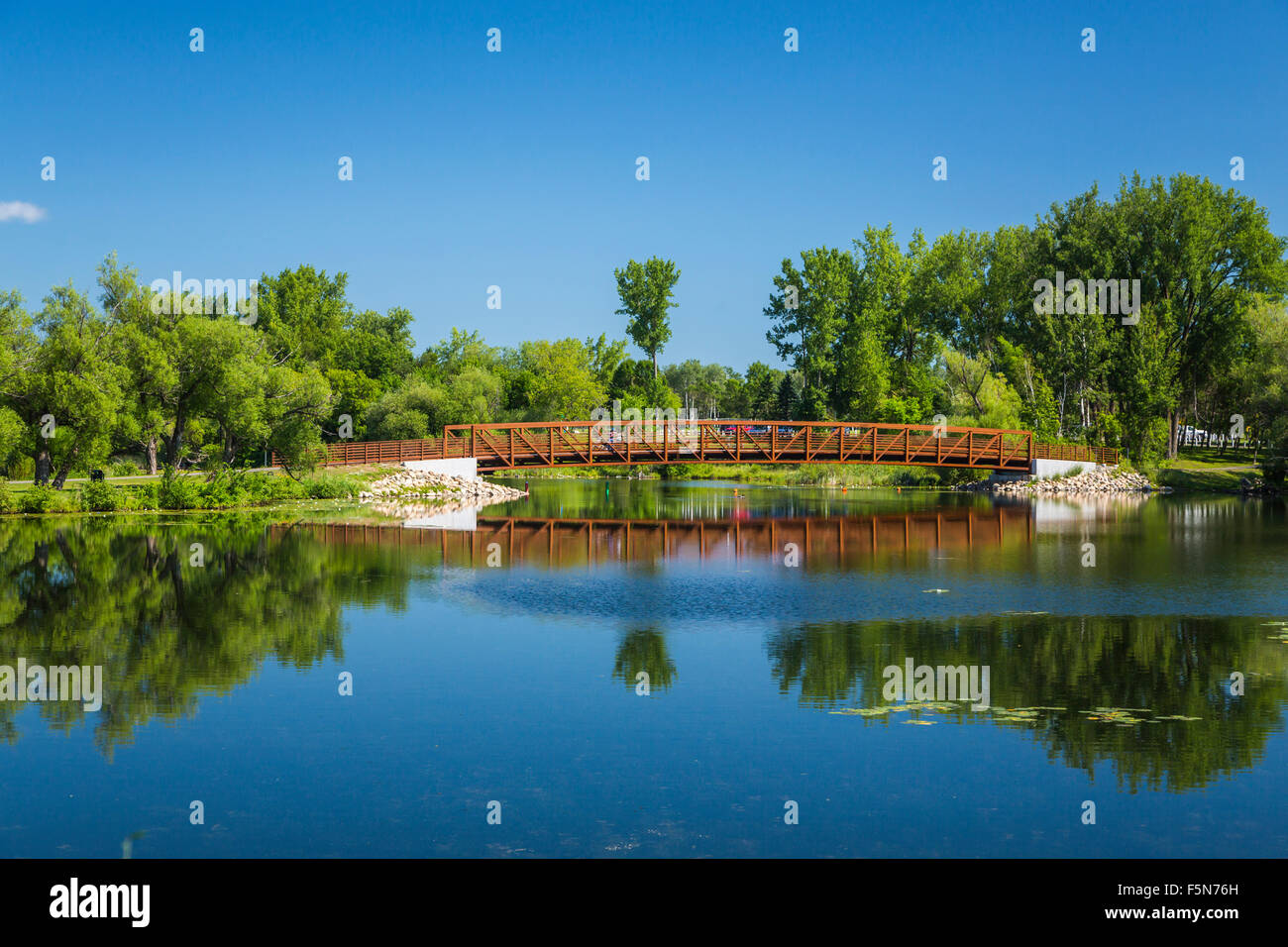 Un parque de la ciudad y el lago en Park Rapids, Minnesota, EE.UU. Foto de stock